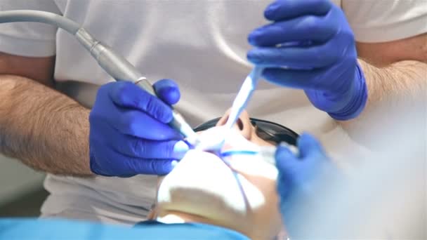 Cirurgião Dentista Operação Uniforme Realização Instalar Dentes Implante Dentário Paciente — Vídeo de Stock