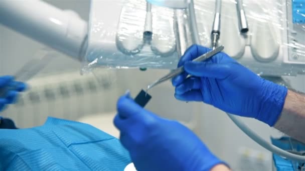 Ортодонт Працює Помічником Лікування Пацієнта Стоматологічній Клініці Повільний Ефект Руху — стокове відео