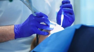 Dişçi cerrahı Ile bir asistan diş kliniği 'Nde tıbbi operasyon gerçekleştirin. Yakın çekim