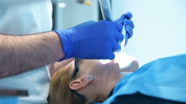 Mulher Bonita Com Óculos Proteção Pretos Visita Escritório Dentista — Vídeo de Stock