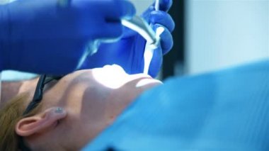 Oral kontrol sırasında açık ağız Ile kadın hasta. Yavaş hareket efekti.