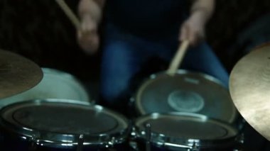 Davulcu davul seti çalar. Rock Konseri. Rock Müzik Grubu'nun Tekrarı