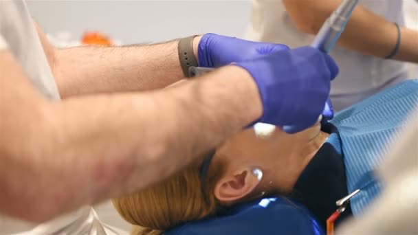 Zahnarzt Behandelt Patientin Moderner Zahnklinik Nahaufnahme — Stockvideo