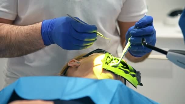 Cirurgião Dentista Realizando Operação Instalar Dentes Implante Dentário Paciente Mulher — Vídeo de Stock