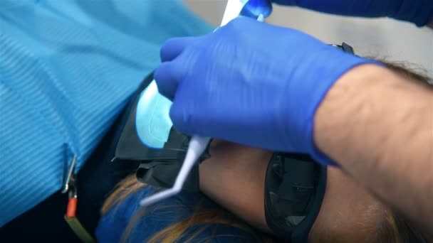 Dentista Realiza Operação Implante Dentário Paciente Consultório Odontologia — Vídeo de Stock