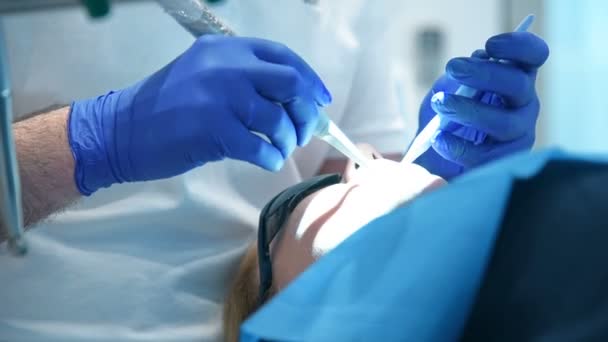Schöne Patientin Mit Schwarzer Schutzbrille Beim Zahnarztbesuch Nahaufnahme — Stockvideo