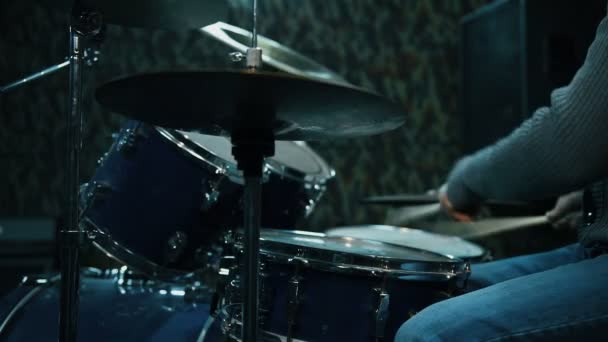 Člověk Hraje Bubny Efekt Pomalého Pohybu — Stock video