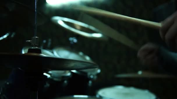 ドラム ロック コンサートでドラム演奏するドラマー スローモーション効果 — ストック動画