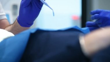 Ortodontist Bir Asistan ile Çalışır. Diş Kliniğinde Bir HastaYı Tedavi Etmek. Yavaş Hareket Efekti. Yakın Çekim