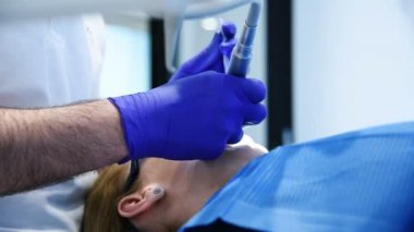 Tek tip performanslı diş hekimi hastanın diş implantı dişlerini töfor. Yakın Çekim