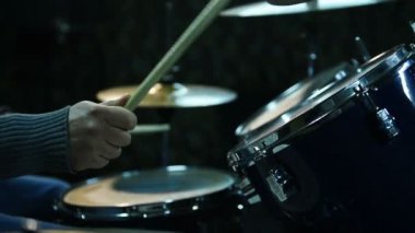 Davulcu Davul çalıyor. Yakından Kapatın. Yavaş Hareket Efekti.