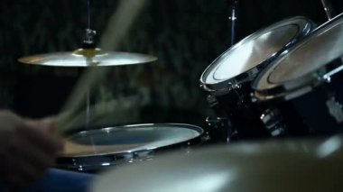 Davulcu Rock Konserinde Davul çalıyor. Yavaş Hareket Efekti. Yakın Çekim