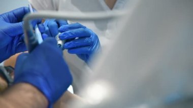 Asistanlı diş hekimi cerrah diş kliniğinde tıbbi operasyon yapar. Diş İmplantasyon Operasyon Konsepti