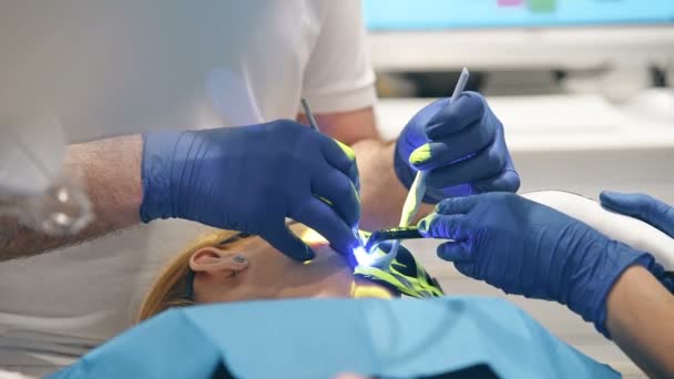 Dentista Realiza Operación Implante Dental Paciente Clínica Odontología Primer Plano — Vídeos de Stock