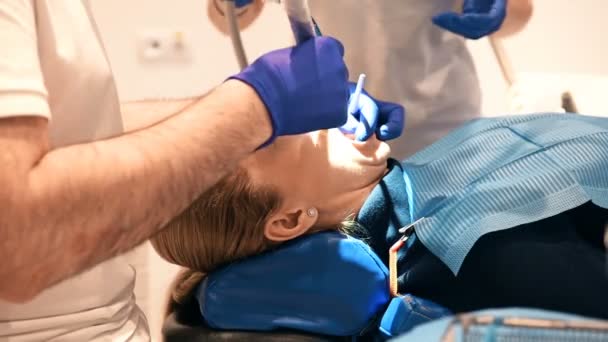 Oral Kontrol Sırasında Açık Ağız Ile Kadın Hasta Yakın Çekim — Stok video