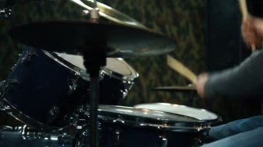 Müzisyen stüdyoda davul çalıyor. Yakın Çekim