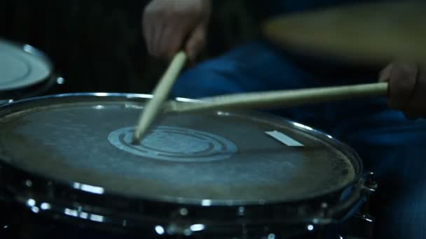 Drummer Speelt Drums Slow Motion Effect Close — Stockvideo