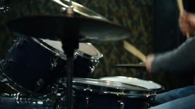 Müzisyen stüdyoda davul çalıyor. Yakın Çekim