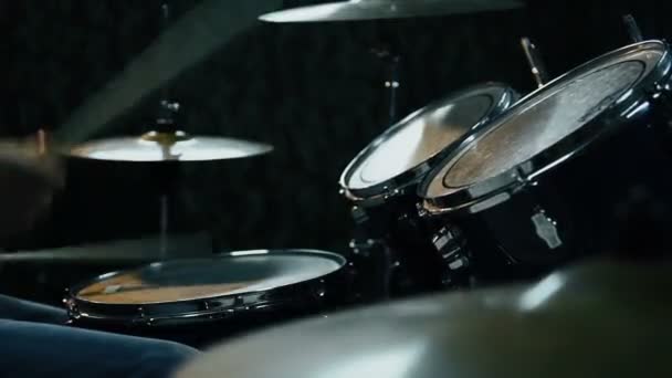 Drummer Spelen Drums Studio Close — Stockvideo
