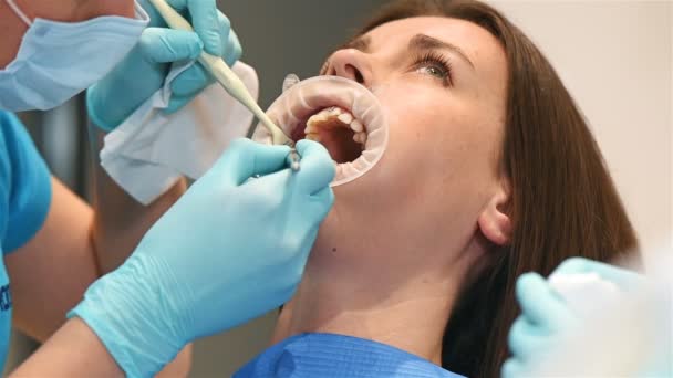 Dentista Examina Paciente Con Aparatos Ortopédicos Denal Office Primer Plano — Vídeos de Stock