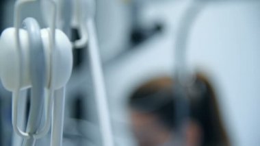 Dental klinikte bir asistan Ile çalışan dişçi