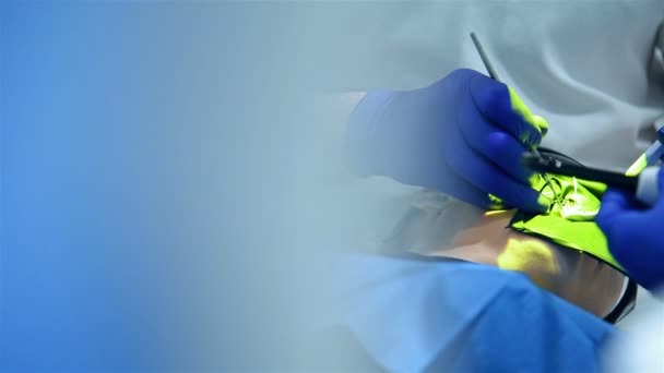 Diş Hekimliği Kliniği Nde Hastaya Dental Implantasyon Operasyonu — Stok video