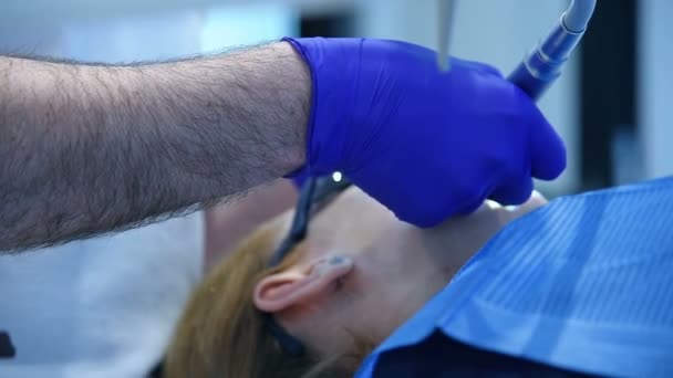 Dentista Uniforme Executando Operação Instalar Dentes Implante Dentário Paciente Fechar — Vídeo de Stock