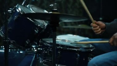 Müzisyen stüdyoda davul çalıyor. Yakından Kapatın. Yavaş Hareket Efekti