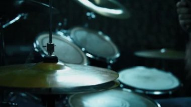 Davulcu Stdrummer On Drums On Studio Playing On Drums Playing On. Yakından Kapatın. Yavaş Hareket Efekti. Yakından Kapatın. Yavaş Hareket Efekti