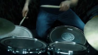 Davulcu Stüdyoda Davul Çalıyor. Yakından Kapatın. Yukarıdan görüntüleyin. Yavaş Hareket Efekti