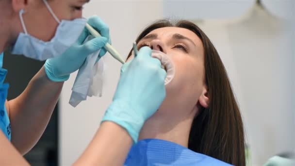 Paciente Dentista Assistente Exame Com Aparelho Clínica Negação — Vídeo de Stock