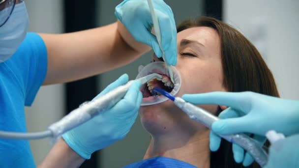 Diş Hekimi Matkap Üzerinde Fırça Ile Diş Temizliği Yavaş Hareket — Stok video