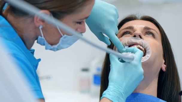 Dentista Asistente Realizan Procedimiento Instalación Del Soporte Primer Plano — Vídeos de Stock