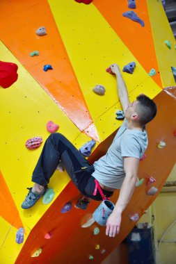 adam yukarı tırmanma