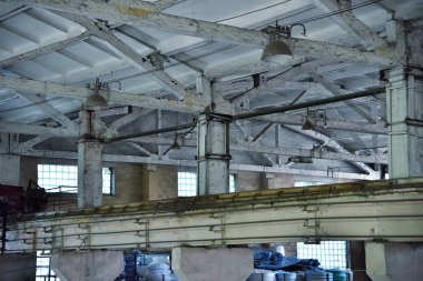 Eski boş tahrip edilmiş ve terk edilmiş fabrika. endüstriyel konsept