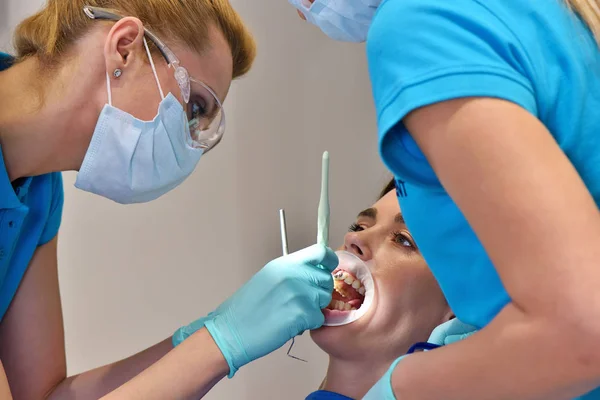 Dentista Eseguire Operazione medica — Foto Stock