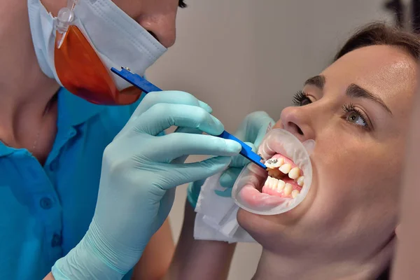 Inspekcja instalacji szelki przez dentystę — Zdjęcie stockowe