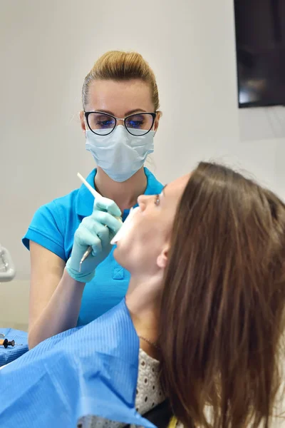 Kvinna med hängslen tandvård Checkup — Stockfoto