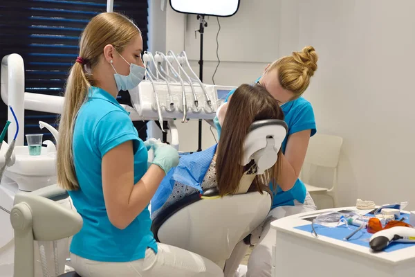 Paciente de Exame Dentista com Braçadeiras — Fotografia de Stock