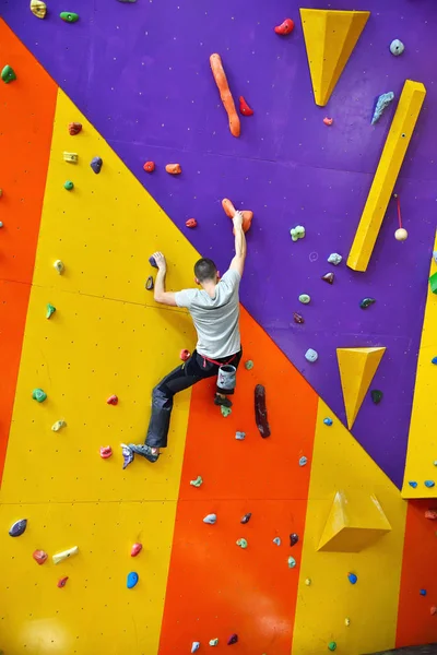 Escalador en pared de escalada artificial — Foto de Stock