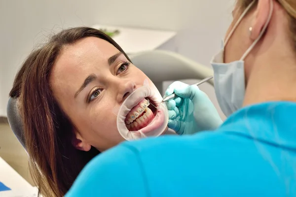 Dentista trabalhando em aparelhos dentários — Fotografia de Stock