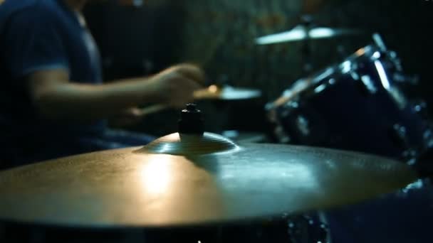 Baterista Masculino Tocando Bateria Quarto Escuro Efeito Movimento Lento — Vídeo de Stock