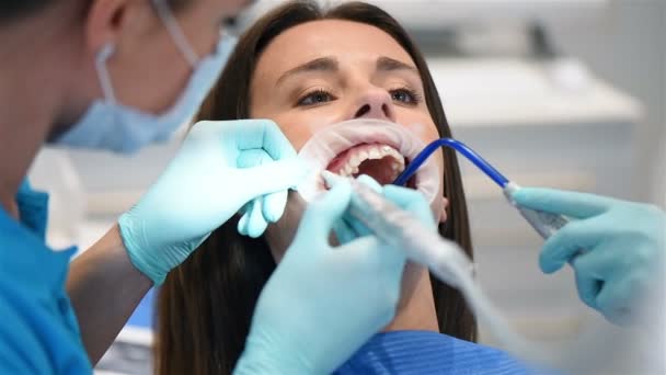 Dentista Assistente Executar Procedimento Instalação Suporte Efeito Movimento Lento — Vídeo de Stock