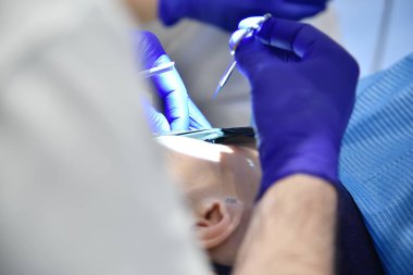 Diş Hekimi Diş İmplantasyon Operasyonu Gerçekleştirin