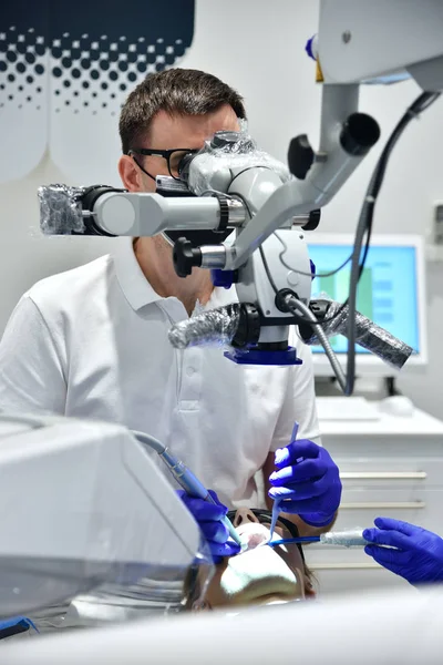 diş hekimi hastanın dişlerini inceliyor