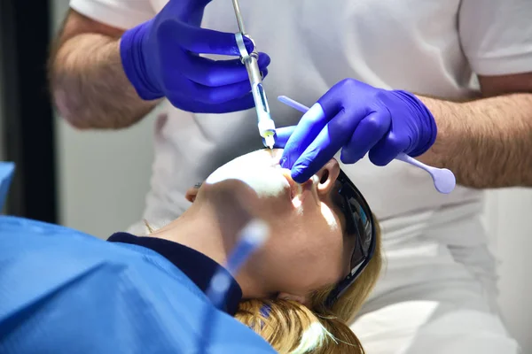 Zubař dělá anestézii — Stock fotografie