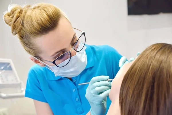 Tandläkare Undersöka Patient Med Hängslen Denal Office Närbild — Stockfoto