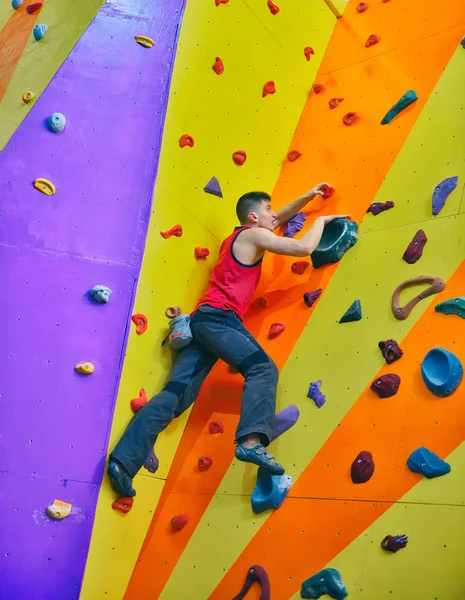 Escalador en pared de escalada artificial — Foto de Stock