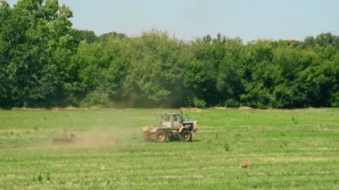 Tohumyatağı Kültivatör ile Arazi Hazırlama Traktör. Tarım Kavramı