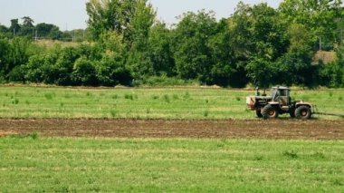 Yeşil Alanda Çiftlik Traktör Pulluklar